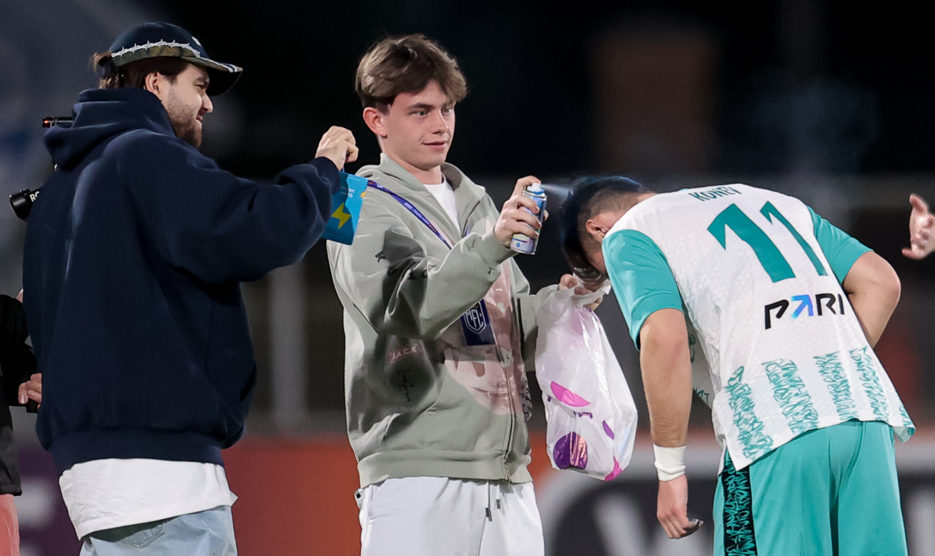 Перформанс от «Амкала» в честь Лебедева: автор первого гола сезона покрасился в синий прямо на игре Перформанс от «Амкала» в честь Лебедева: автор первого гола сезона покрасился в синий прямо на игре