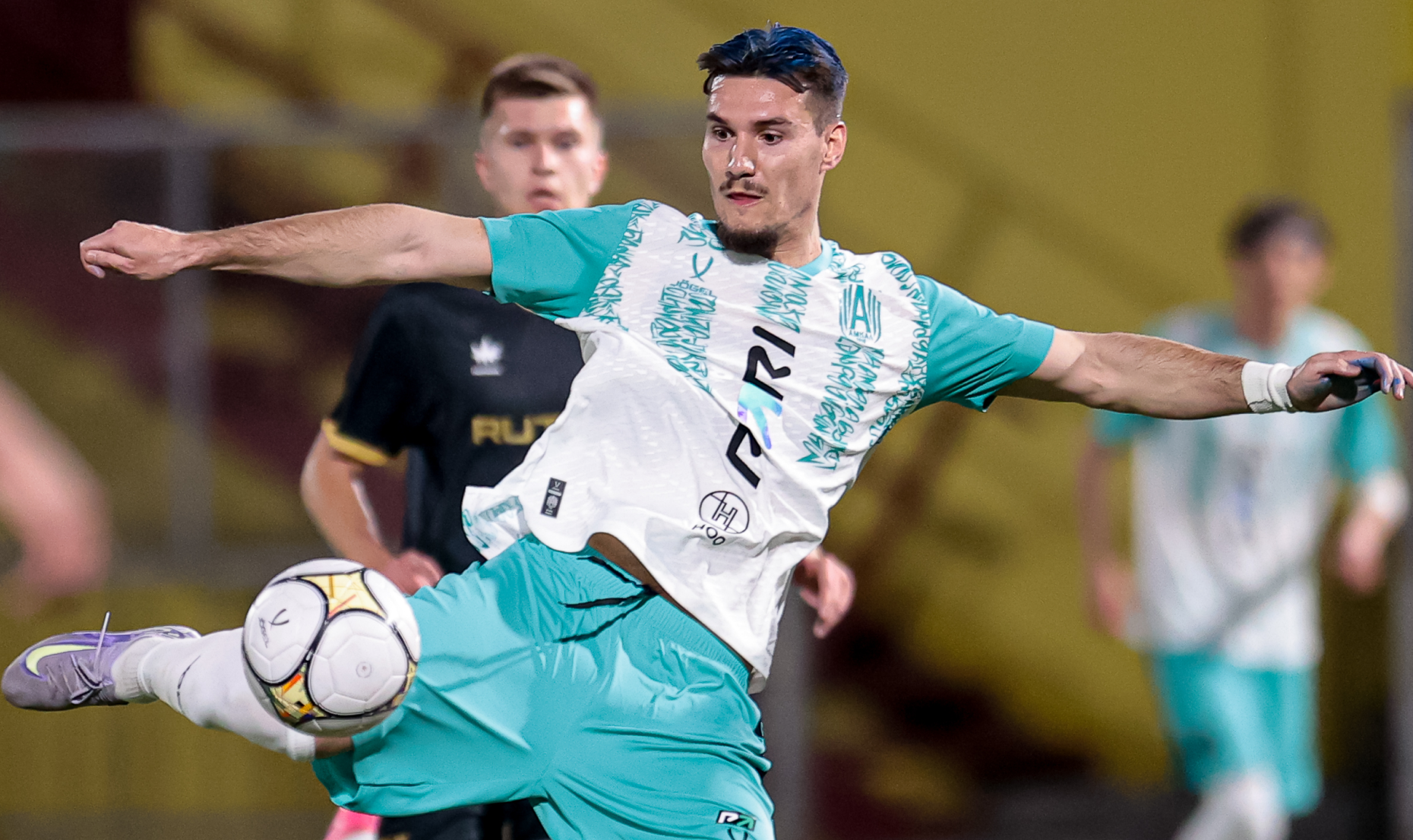 Перформанс от «Амкала» в честь Лебедева: автор первого гола сезона покрасился в синий прямо на игре Перформанс от «Амкала» в честь Лебедева: автор первого гола сезона покрасился в синий прямо на игре